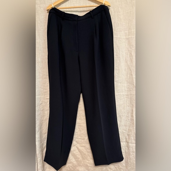 Aritzia Effortless Curve Fit Crepette Pant - Picture 2 of 9